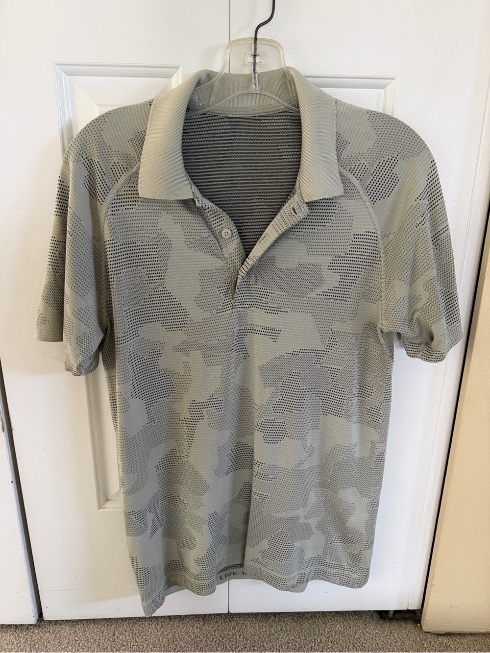 Lululemon Men's Short Sleeve Polo Shirt Size S in Light Camo